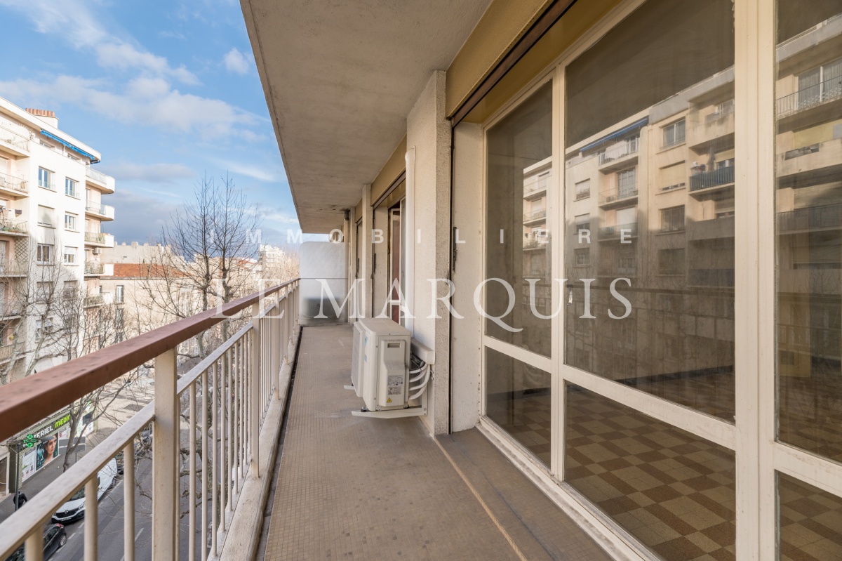 Etage élevé, long et large balcon