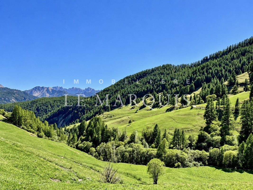 Pour vivre la montagne préservée au « Pays des Etoiles », entre riche patrimoine, forêts de mélèzes, ciels étoilés, paysages grandioses et nombreuses activités de pleine nature été comme hiver