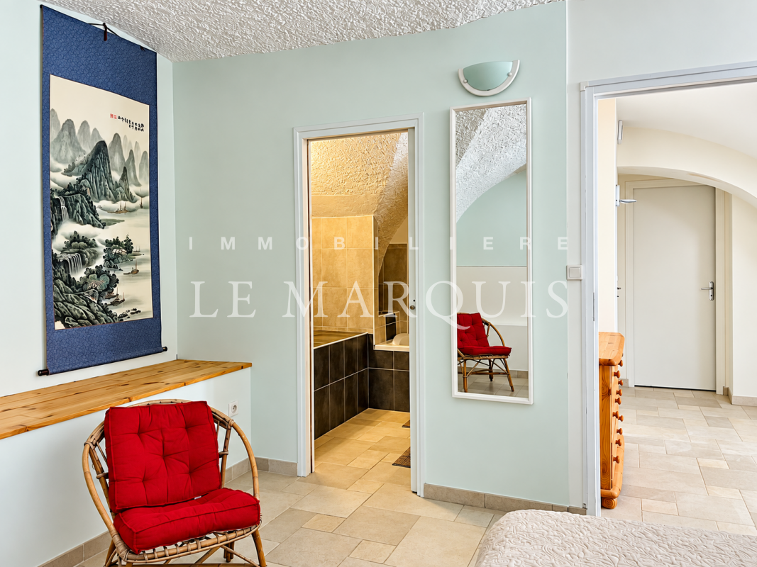 La chambre principale bénéficie de sa salle de bain