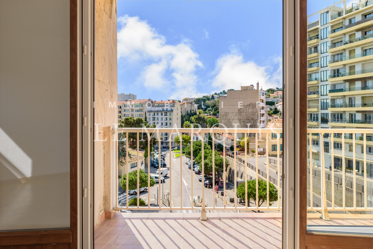 Le balcon est exposé au Sud