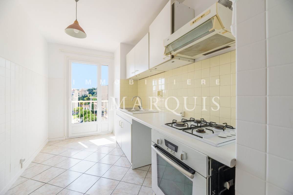 La cuisine est ouverte également sur le balcon