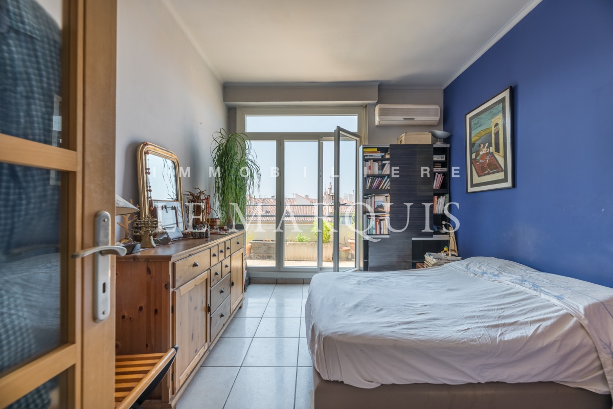 Chambre très lumineuse ouvrant sur la terrasse, rangements 