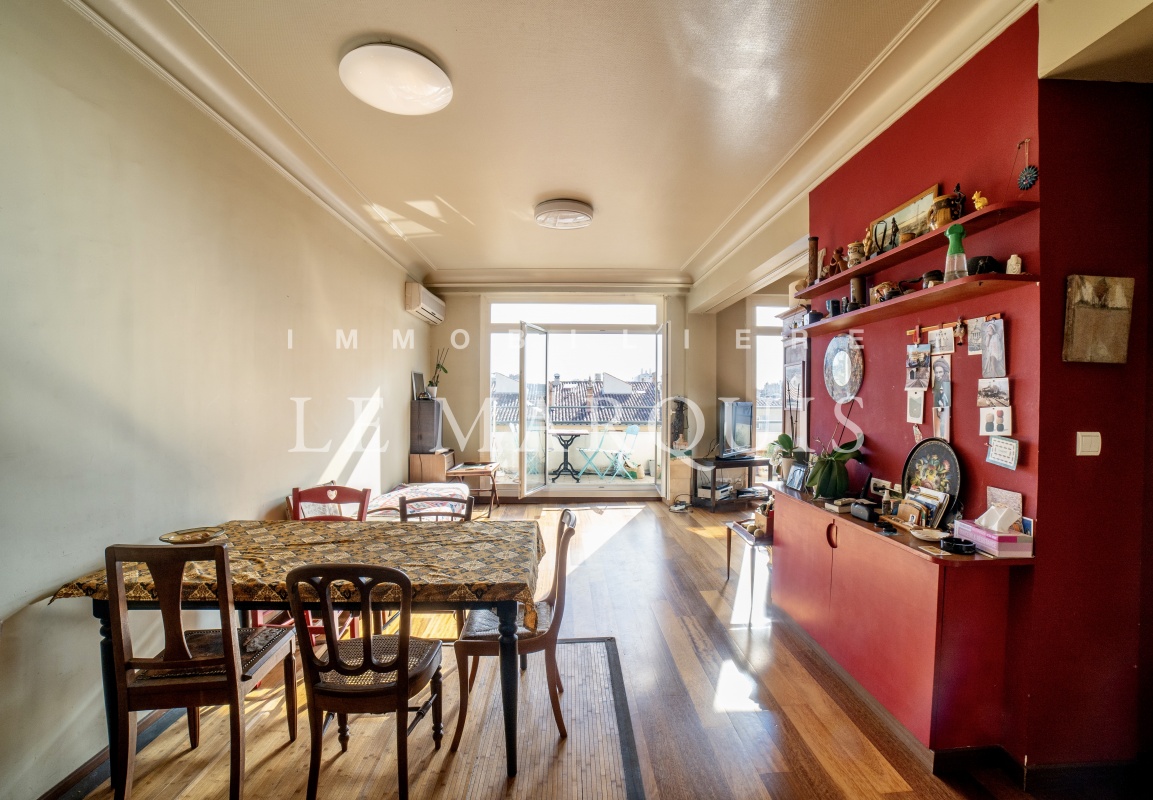 Espace salle-à-manger avec cuisine équipée