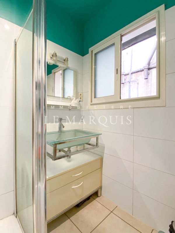 Salle de douche avec wc