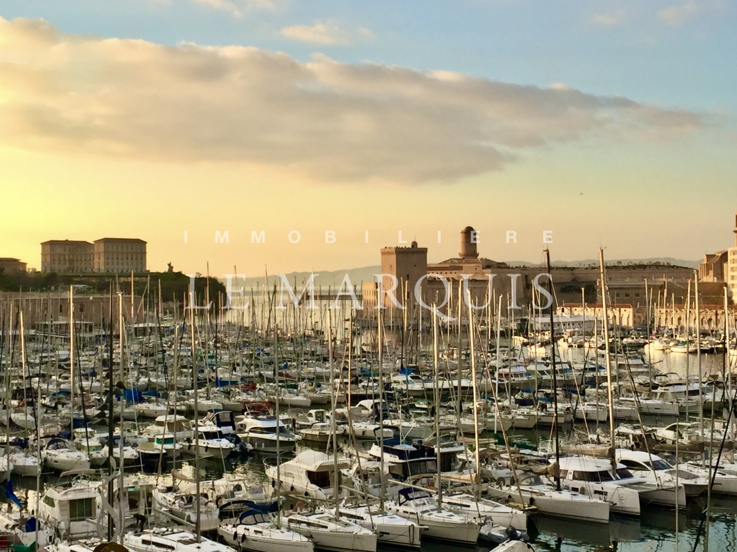 Vue exceptionnelle sur le Vieux-Port jusqu'à la mer