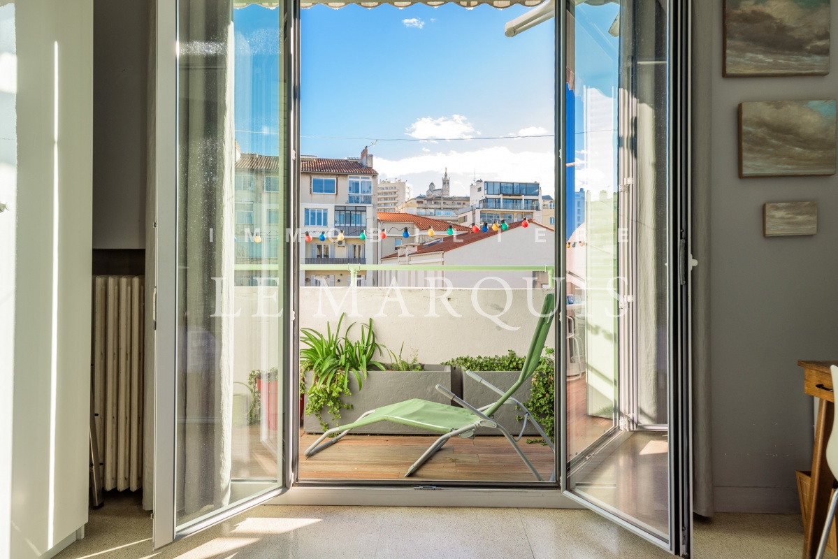Le balcon permet de se détendre avec vue dégagée sur Notre-Dame de la Garde
