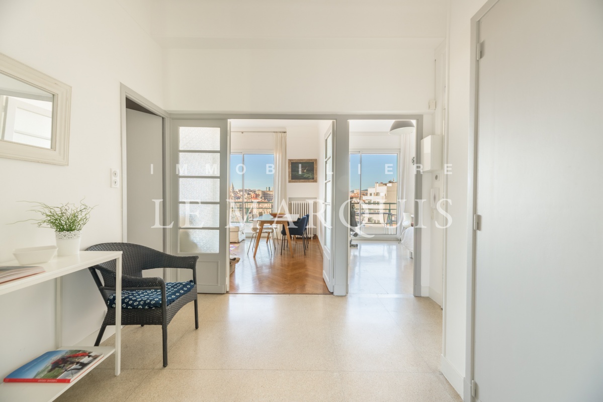 Une belle entrée avec rangements dessert toutes les pièces de l'appartement