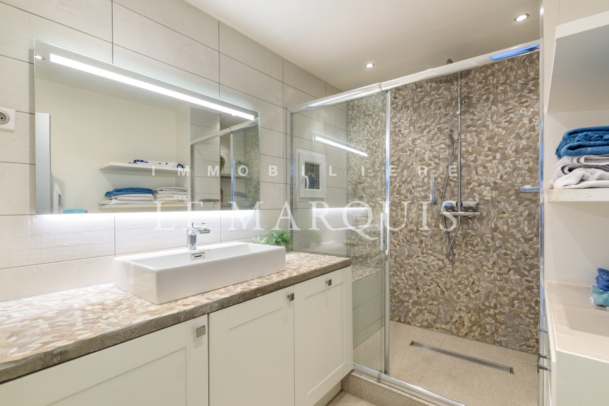 Agréable salle de bain contemporaine