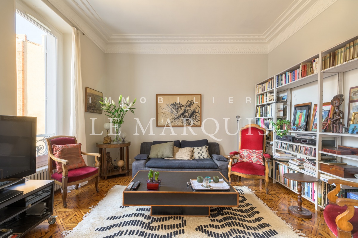 Belle hauteur sous plafond et moulures rappellent le charme de l'ancien