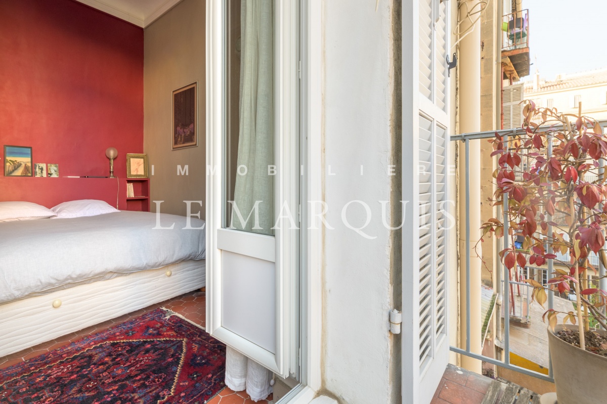 Une des chambres est ouverte sur un balcon