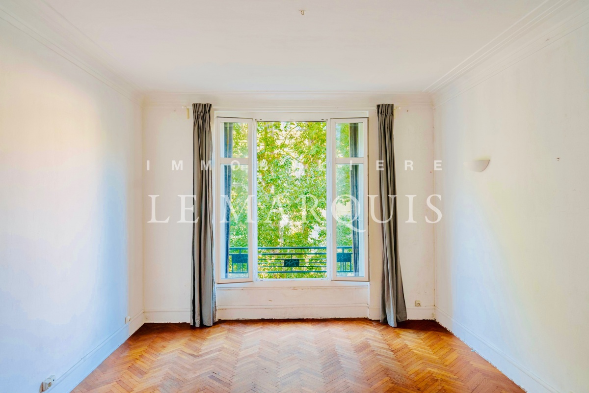 Parquet dans toutes les pièces de l'appartement