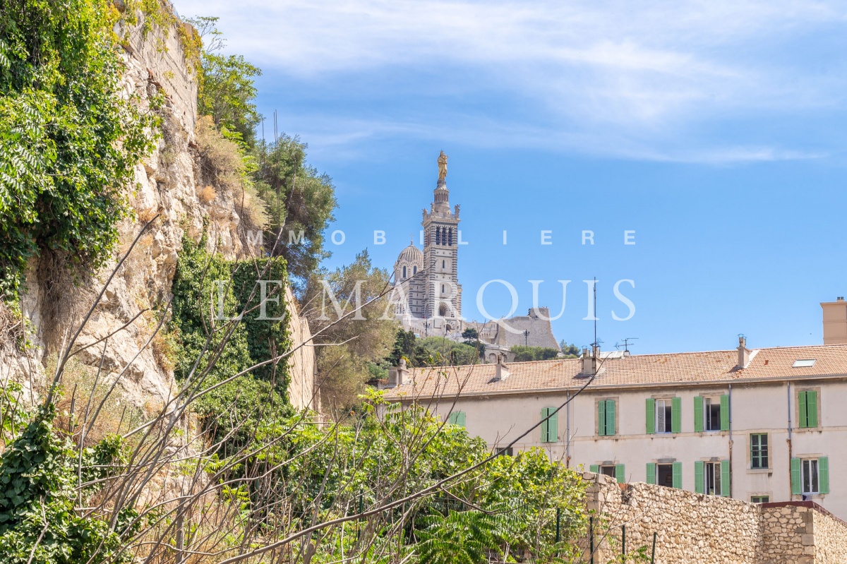 Vue sur Notre-Dame de la Garde depuis la loggia