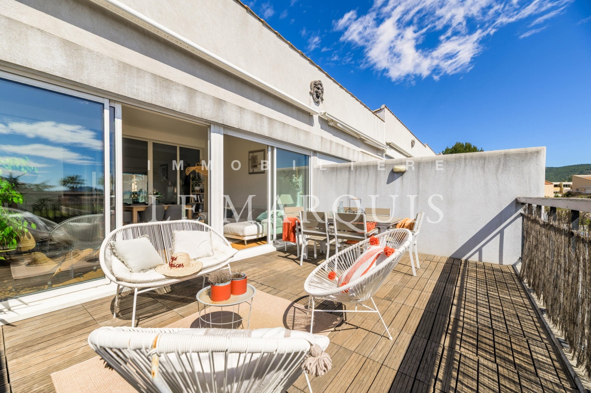 L'espace de vie est prolongé par une conviviale terrasse au calme absolu pour de nombreux moments en famille et entre amis