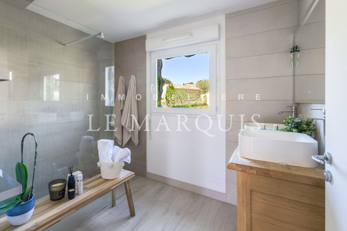 Agréable salle de douche contemporaine