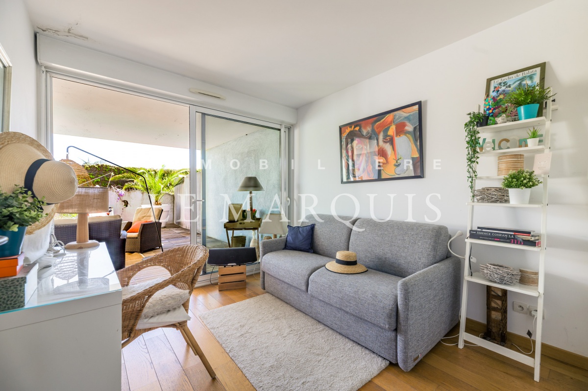 Seconde chambre lumineuse également ouverte sur la terrasse