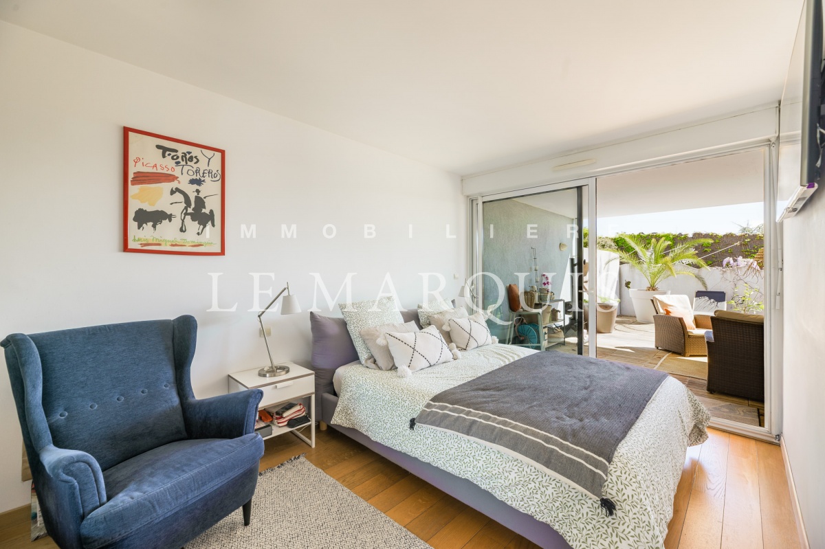 Une des deux chambres confortables ouvertes sur une seconde terrasse