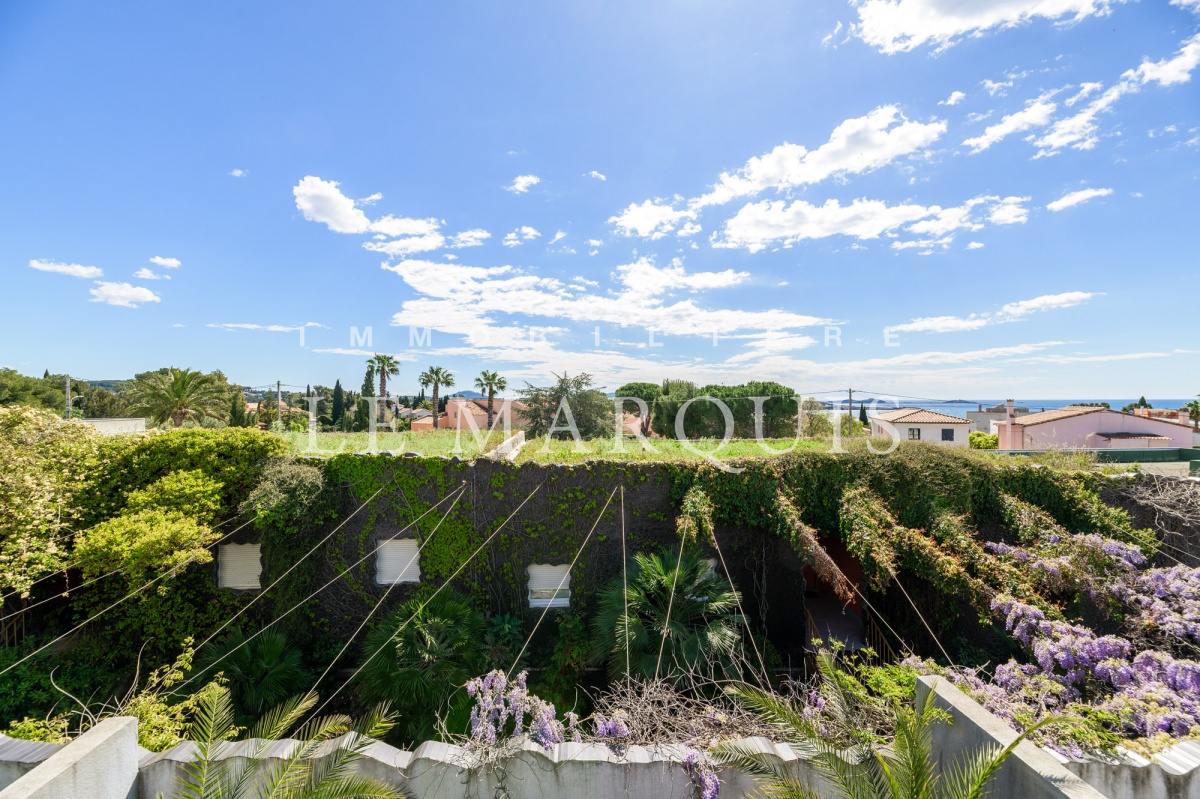 Terrasse entourée de verdure