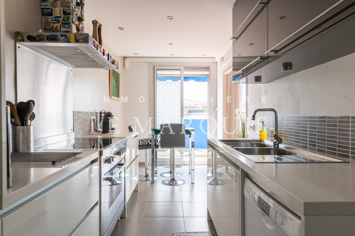 Cuisine contemporaine ouverte sur la terrasse