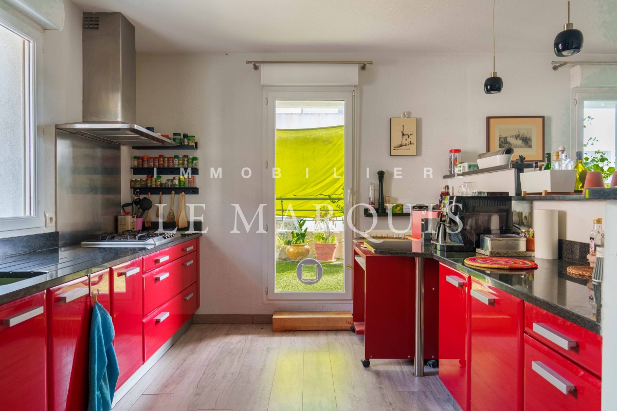 Nombreux rangements dans la cuisine équipée