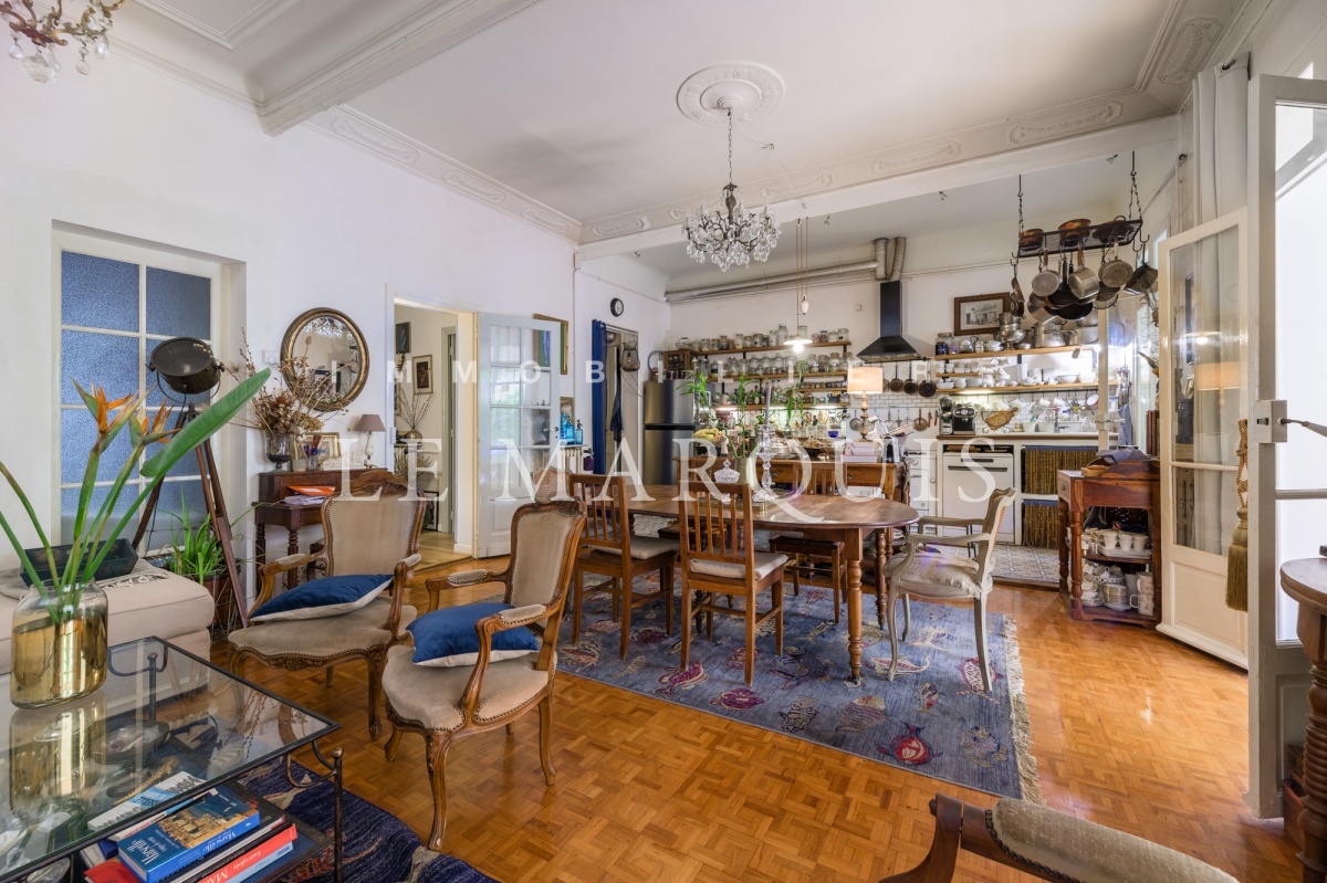 Bel espace de vie avec cuisine US