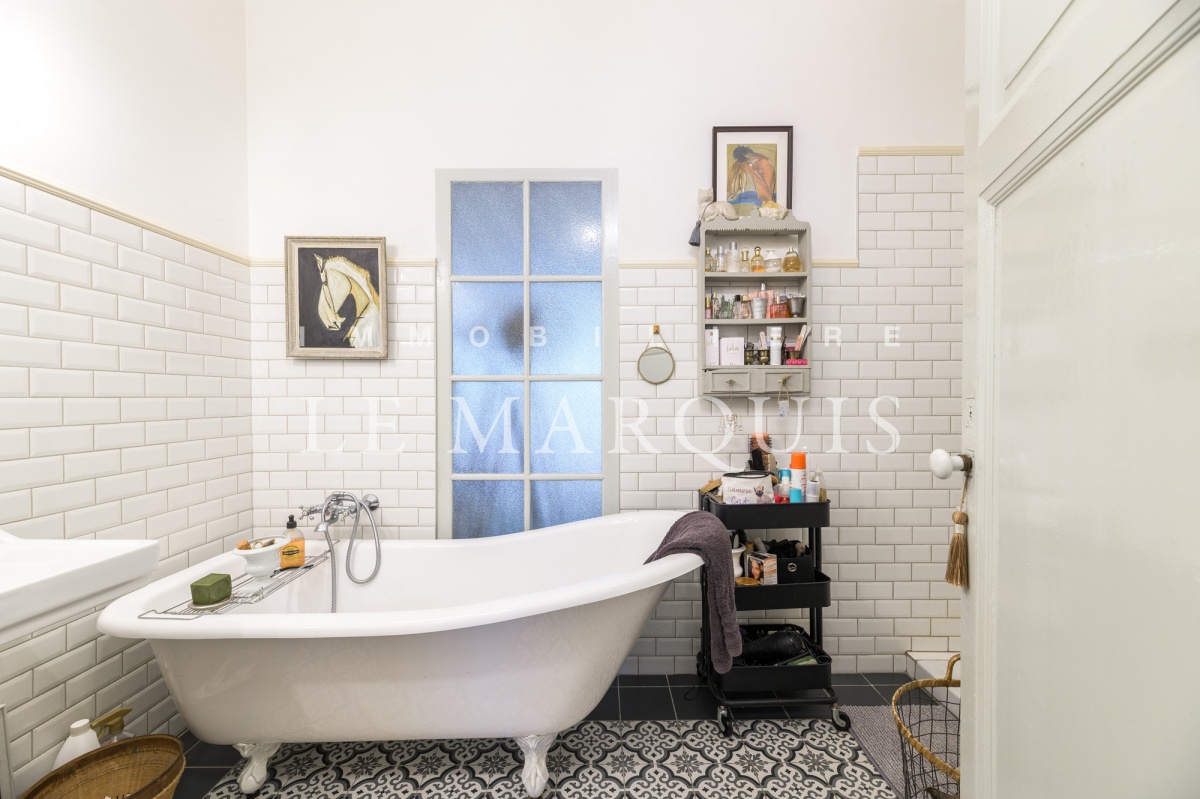 Salle de bain rénové avec goût