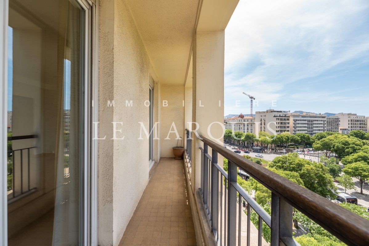 Grand balcon exposé à l'Ouest