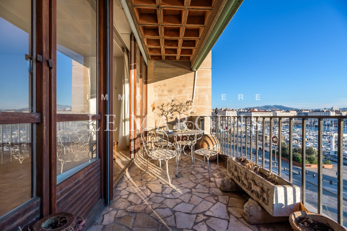 et dans l'un des immeubles du célèbre architecte Fernand Pouillon