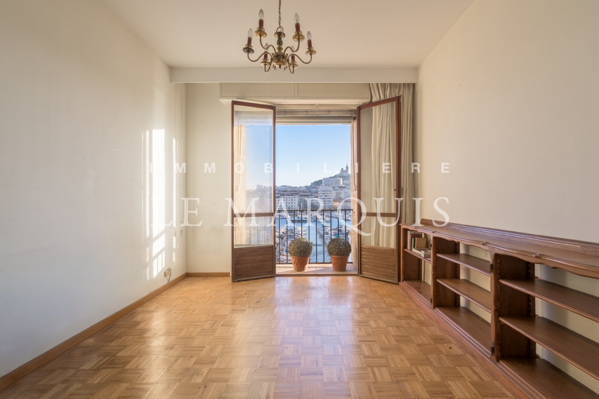 Une des chambres est ouverte sur un balcon