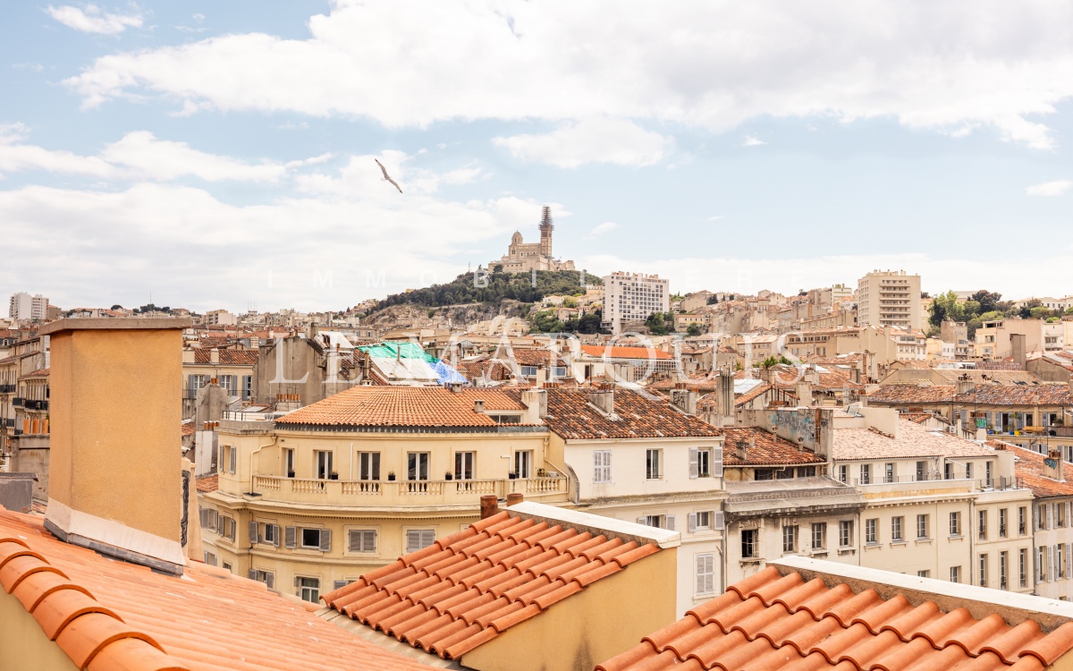 Très belle vue sur les toits de Marseille jusqu'à "la Bonne Mère"