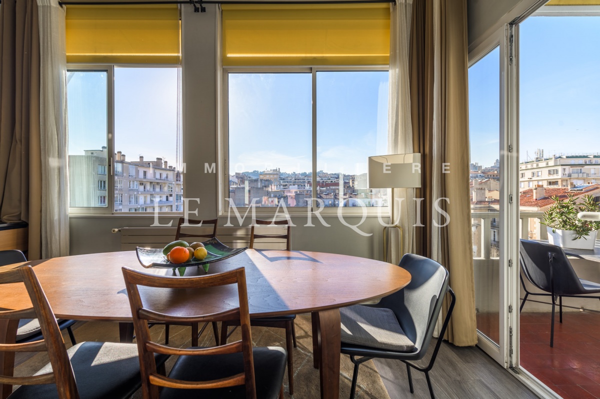 Espace convivial ouvert sur une terrasse