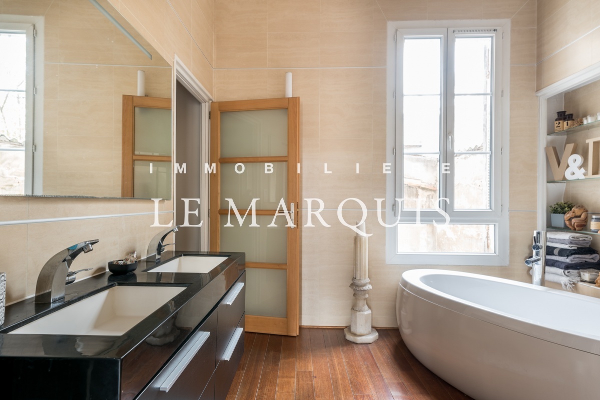 Grande salle de bain contemporaine