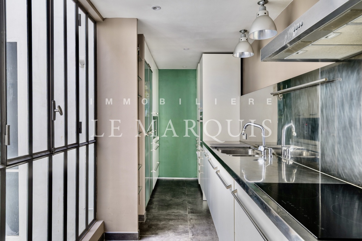 Cuisine équipée contemporaine avec rangements