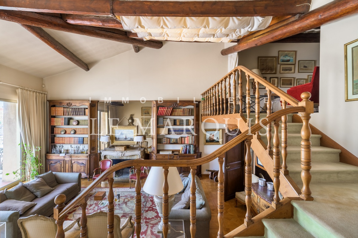 Très beaux volumes dans cet appartement plein de charme