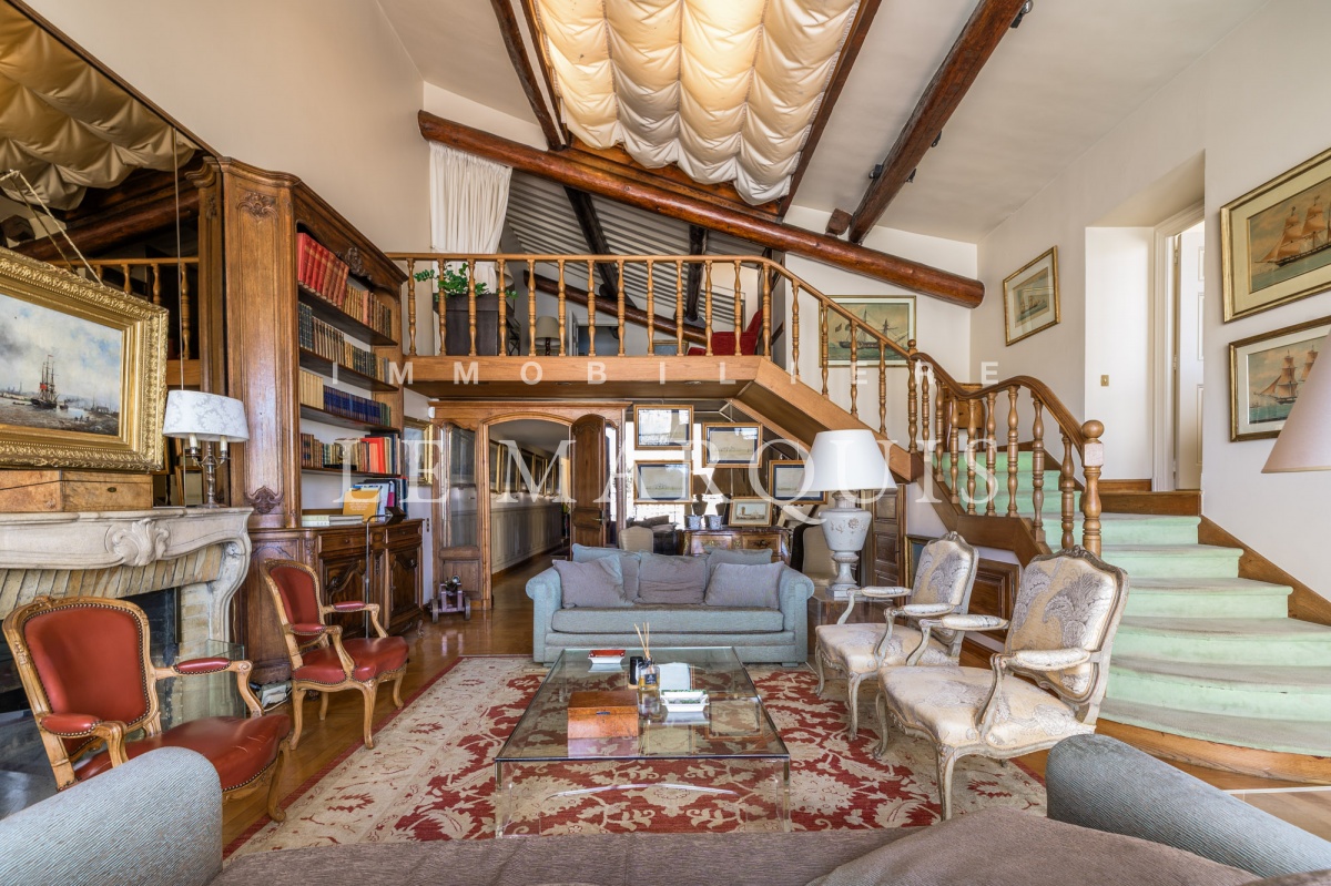 Belle hauteur sous plafond, boiseries et parquet dans le séjour