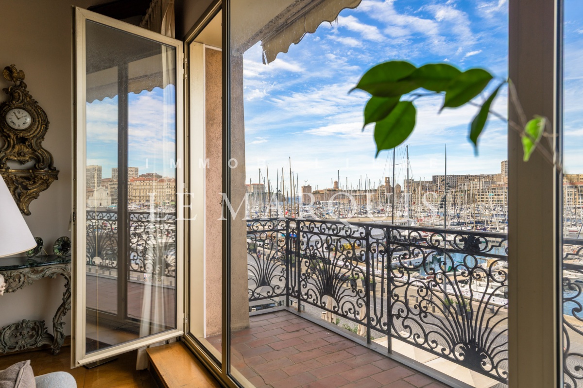 Grand balcon avec magnifique vue sur le Vieux-Port