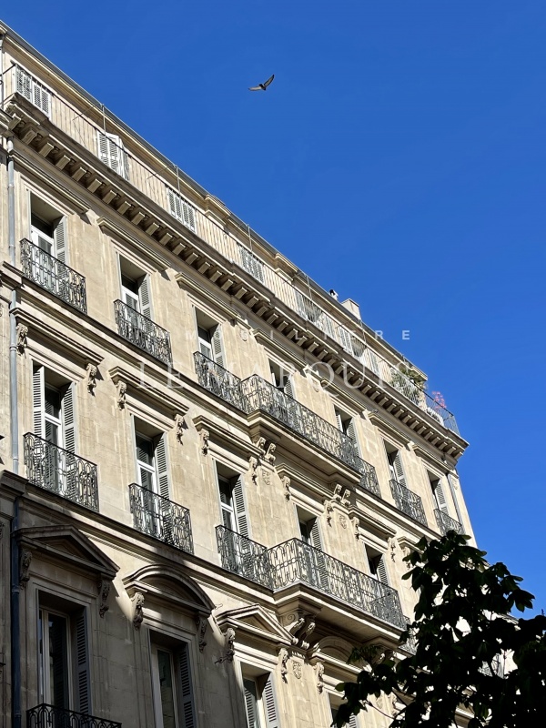 Elégant immeuble bourgeois en pierre de taille récemment ravalé