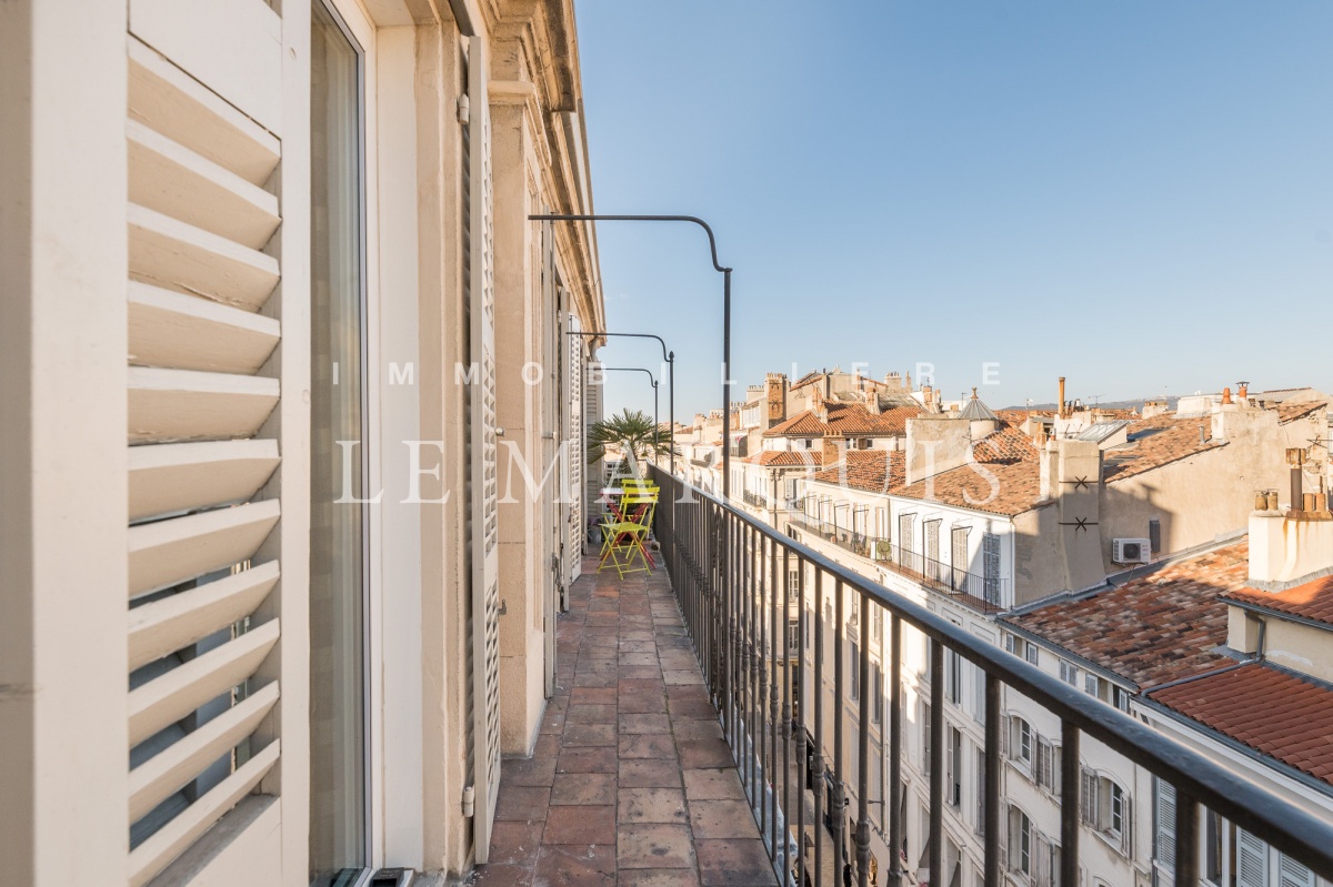 Balcon de 16 m2 à l’Est avec magnifique vue sur les toits de Marseille