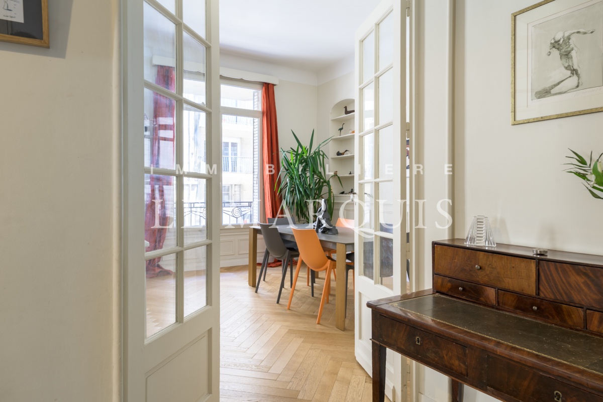 Grandes ouvertures, belle hauteur sous plafond