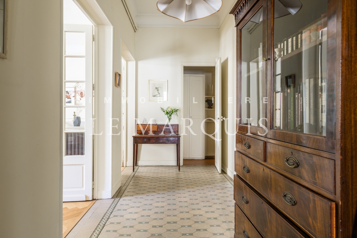 Une belle entrée dessert les différentes pièces de l'appartement