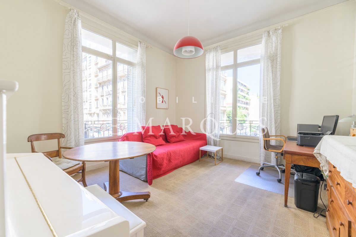 Belle hauteur sous plafond, double vitrage