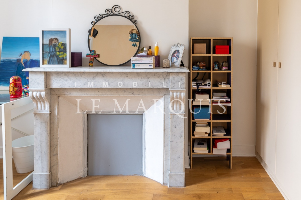 Parquet, belle hauteur sous plafond et cheminée rappellent le charme de l'ancien