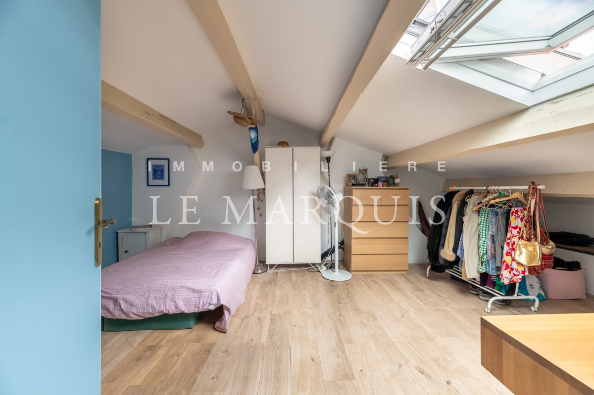A l'étage, deux chambres avec rangements