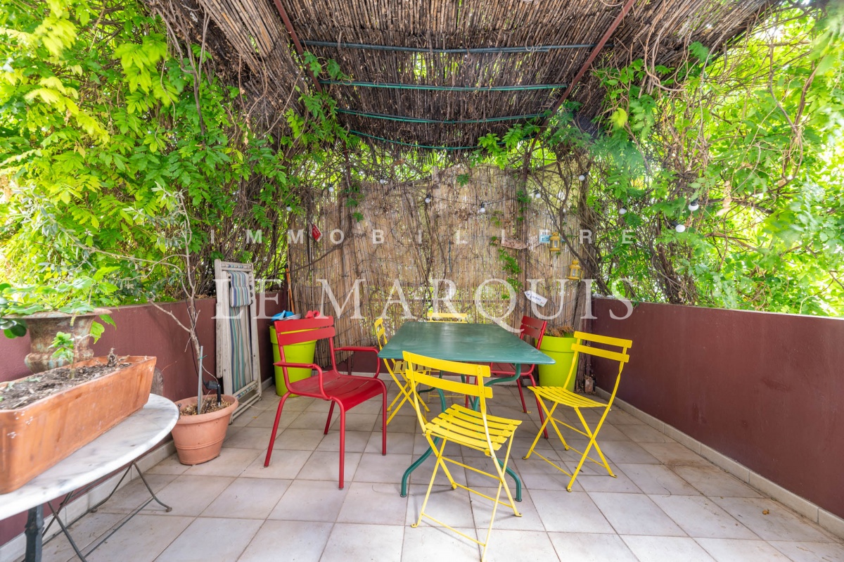 Belle terrasse ombragée ou l'on peut déjeuner au calme et sans vis-à-vis