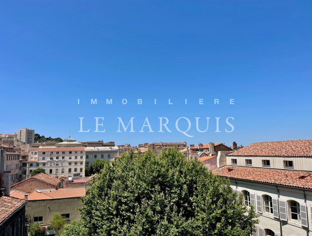 Au calme, ouvrant sur des jardins intérieurs, belle vue dégagée du séjour à l'Ouest sur les toits de Marseille