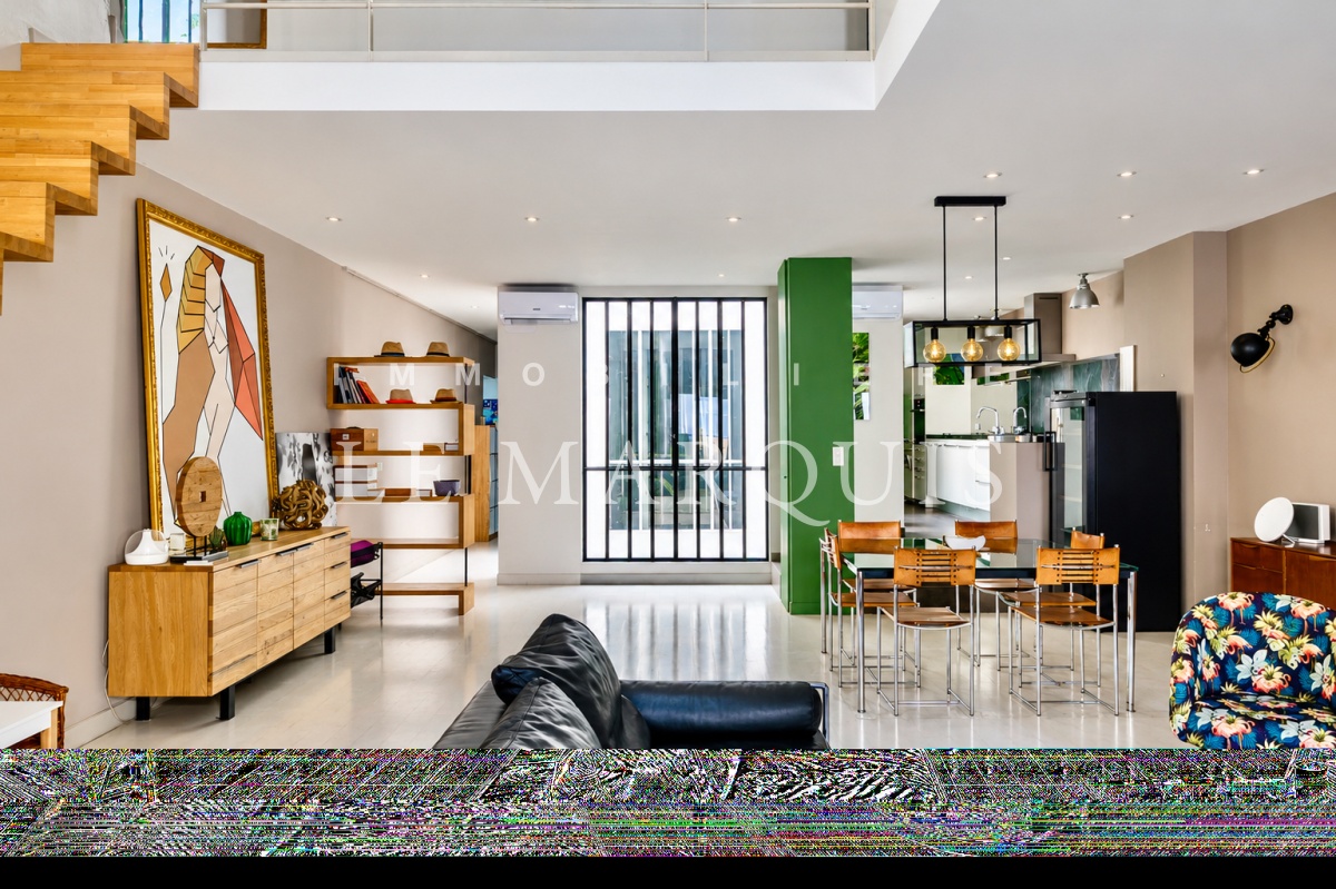 L'appartement est très bien distribué autour du lumineux puits de lumière