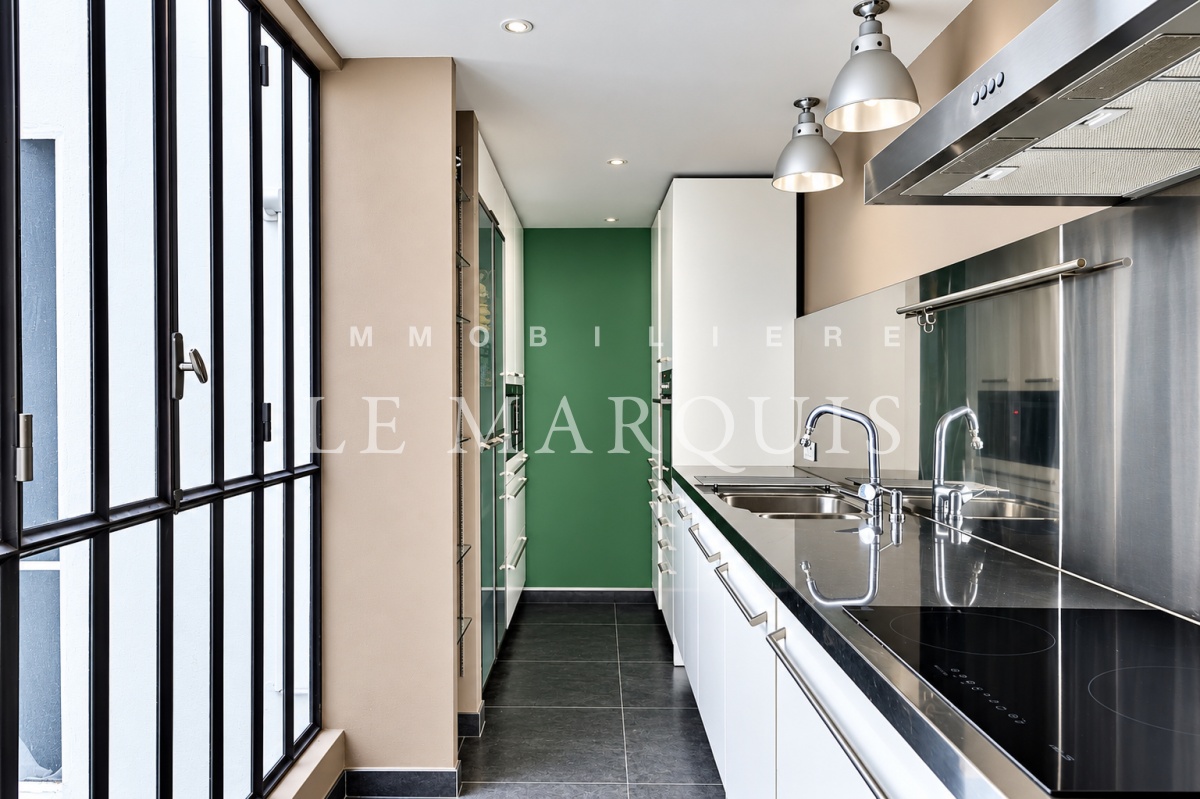 Belle cuisine équipée contemporaine avec rangements