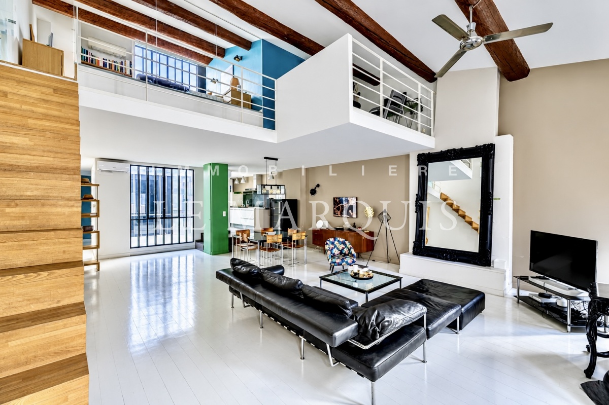 Bel espace de vie convivial et contemporain avec de beaux volumes