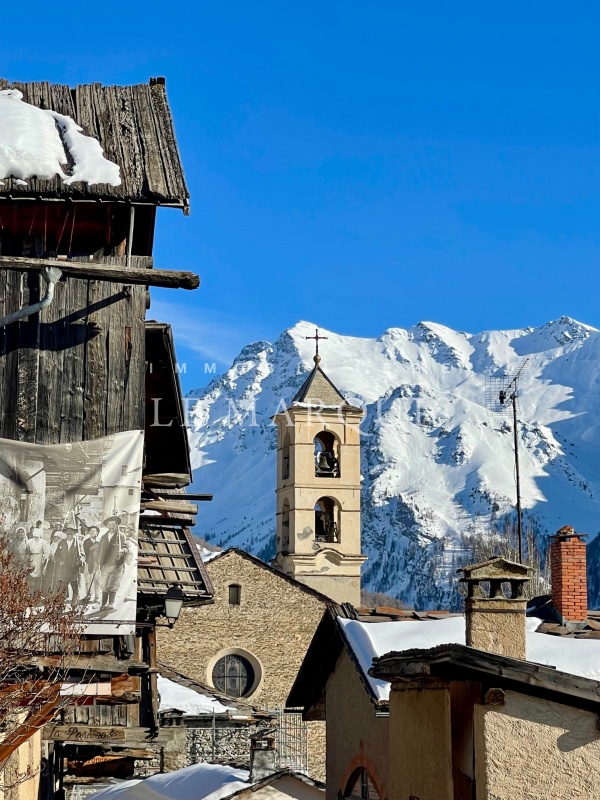 Saint-Véran, dynamique station-village au patrimoine authentique préservé, plus haute commune d’Europe perchée à 2 042 mètres d’altitude