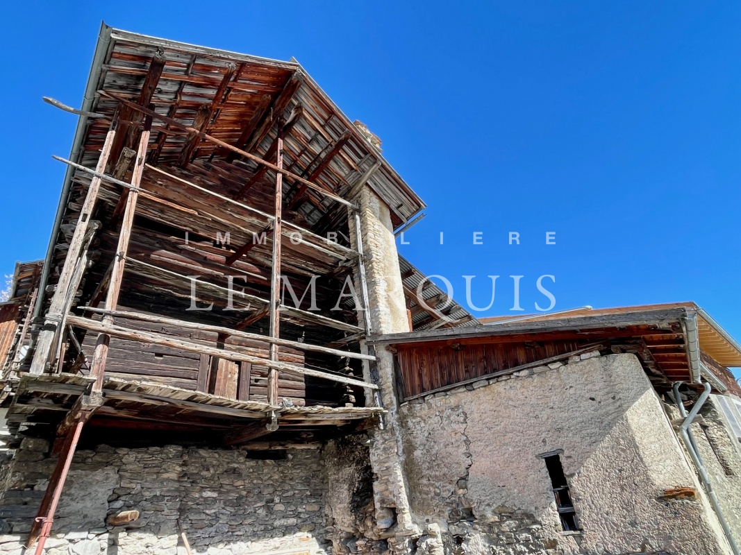 Authentique Fuste à rénover, localisation privilégiée, au calme avec jardin, rare à la vente !