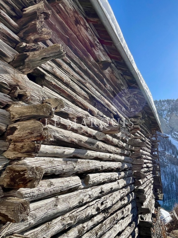 Fuste du XVIIIème siècle qui incarne l’âme et l’élégance du patrimoine Haut-Alpin intemporel